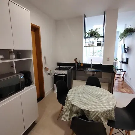 Confortável e funcional - ideal para casal e família no melhor quarteirão de Copa RJ- wi fi - 2 banheiros completos - 2 tvs e 2 ar cond com garagem-2