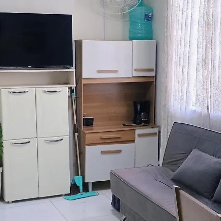 Apartment By The Sea Com Netflix-2