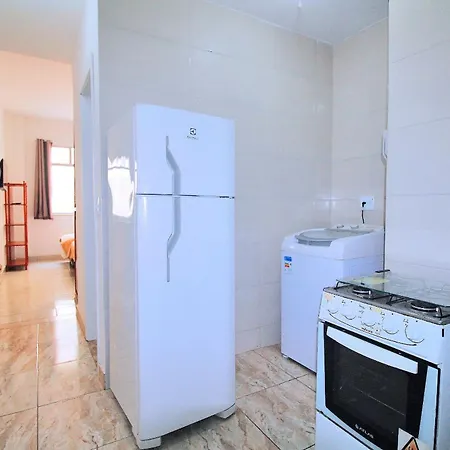 Studio na quadra da praia, estação de metro 5min andando, mercados e comércios próximos-2