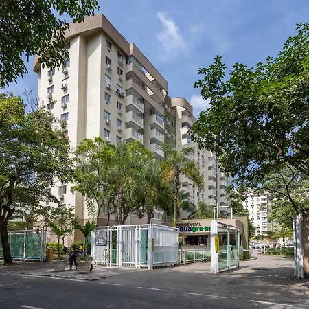 Apto 2 Quartos com Varanda em Frente ao RioCentro Barra Olimpica Wi-Fi Rapido Piscina Cozinha Completa e Estacionamento Portaria 24h Sala Homeoffice Brinquedoteca e Parquinho Infantil Ideal para Grupos Familias e Hospedes a trabalho-2