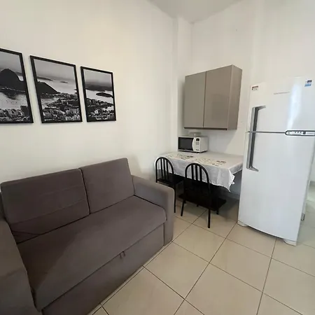 Studio completo ENTRADA pela PRAIA DE COPACABANA, com ar, wifi, netflix, até 4 pessoas, pauloangerami AA3806-3