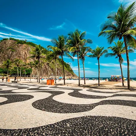 Copacabana, 200m da praia, portaria 24hrs, cozinha completa, ao lado do metrô, banheiro grande, quarto ar condicionado, ventilador de teto e cama de casa, na sala um sofa cama queen c ventilador de teto, silencioso-3