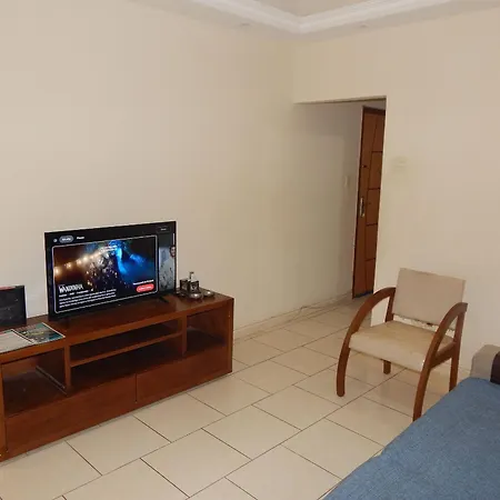 Espaçoso apto de 1 quarto na quadra da Praia-3