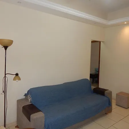 Espaçoso apto de 1 quarto na quadra da Praia-2