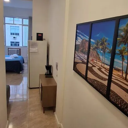 Seja Bem vindo ao seu refugio urbano na quadra da praia projetado para quem não abre mão de conforto e nosso studio une uma localização imbatível perfeito para casais em férias família e amigos que precisam de um ambiente funcional e inspirador-2