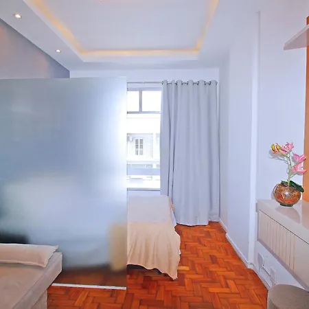Studio simples com vista mar p/ 4 pessoas ao lado da praia com comércios ao redor-3