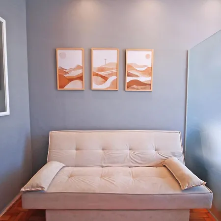 Studio simples com vista mar p/ 4 pessoas ao lado da praia com comércios ao redor-2