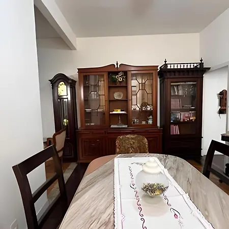 Apto Clássico, 2 quadras da Praia, Copacabana Palace e Metrô - Ar Condicionado - Muito bem Equipado-3
