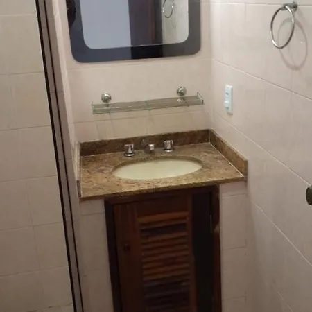 Acorde olhe para o Mar de Copacabana na quadra da praia o apartamento foi preparado para ser o cenário das melhores memórias de suas férias com um ambiente iluminado e refrigerado você encontra aqui um espaço ideal para relaxar com sua família e amig-2