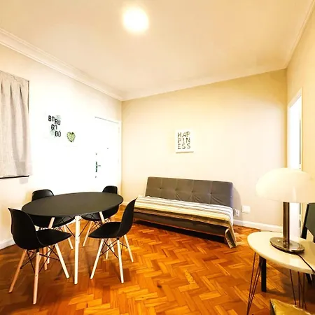 Apartamento com Dois Quartos na Orla de Copacabana-3