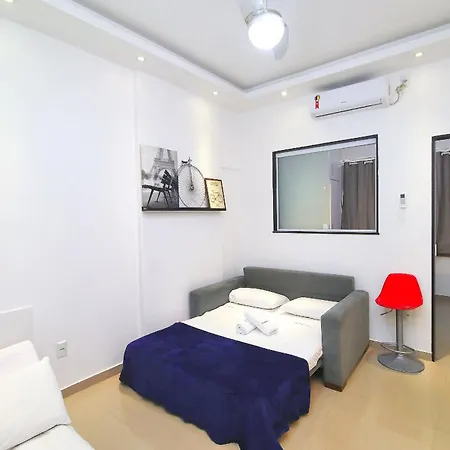 Apartamento para até 5 hóspedes na quadra da praia em Copacabana U051-2