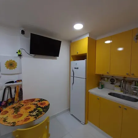 Quarto confortável pertinho da praia-3