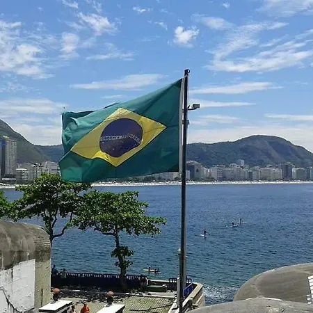 Copacabana uma quadra da praia-2