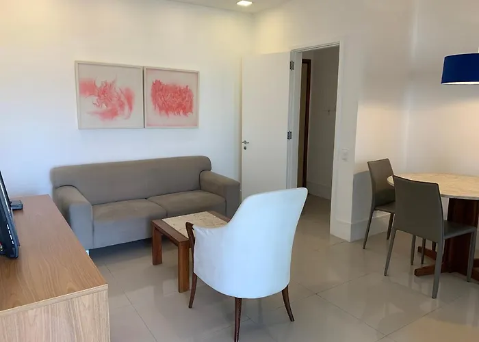 Flat com 70 metros recém reformado, sala, duas suítes, cozinha, vista parcial do mar, edifício em frente à praia da barra