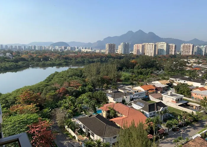 Flat com 70 metros recém reformado, sala, duas suítes, cozinha, vista parcial do mar, edifício em frente à praia da barra