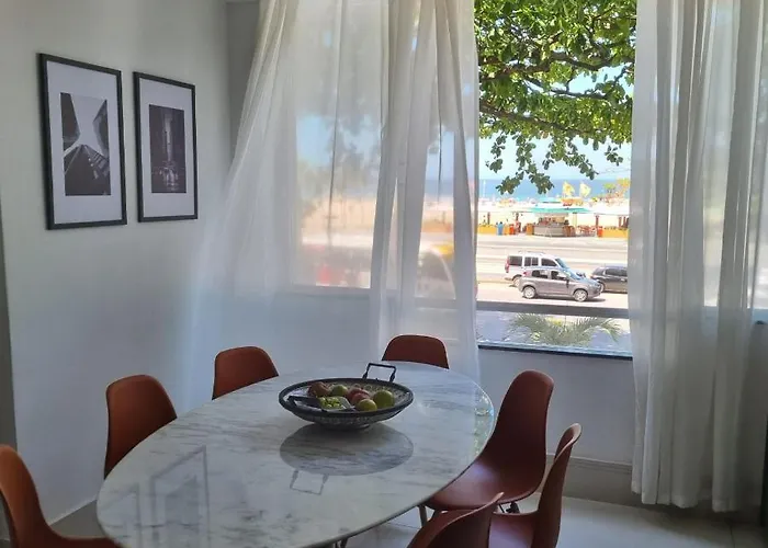 Leme de frente para o mar na Quadra Gourmet da Atlântica Rio de Janeiro, Brasil