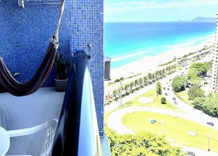 Na Orla Da Praia Da Barra Da Tijuca, Rio De Janeiro, Brasil