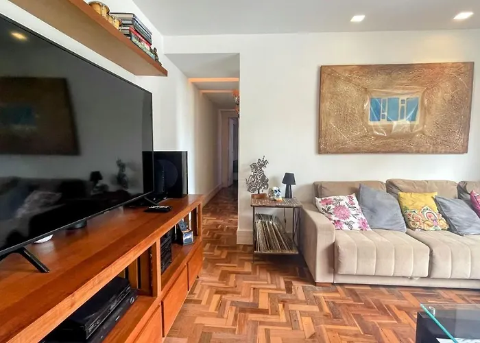Amplo e iluminado apartamento na Gávea