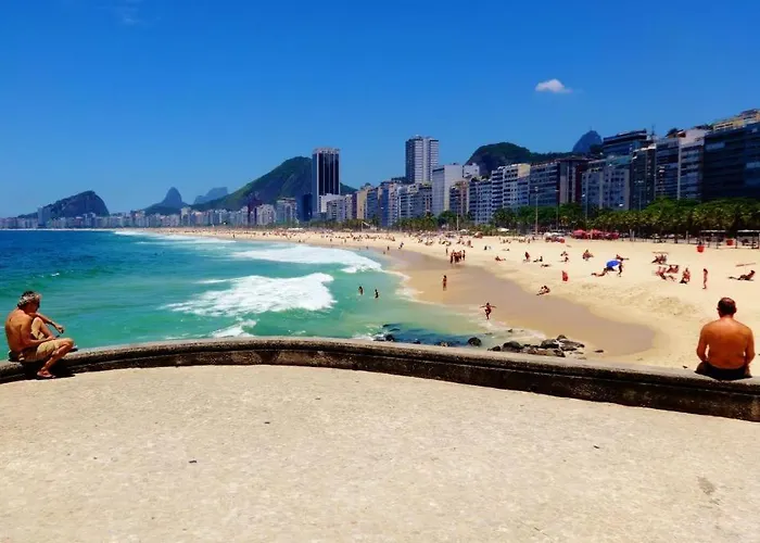 Studio completo na praia de Copacabana com ar, wifi, netflix, até 4 pessoas, FUNDOS CLARO E SILENCIOSO, pauloangerami PJ135