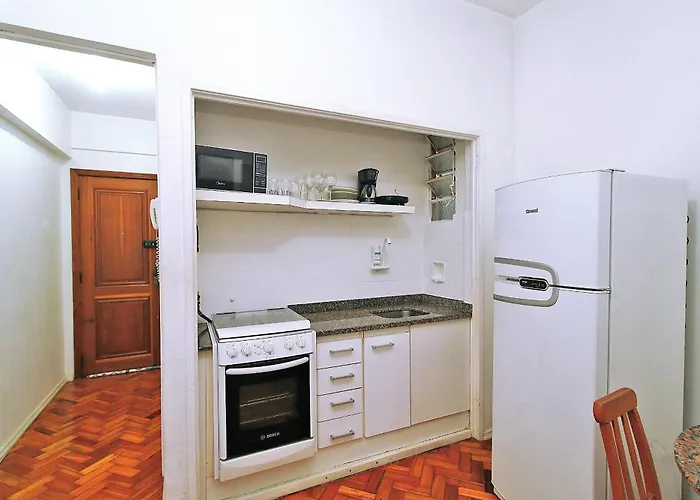 Studio p/ 3 pessoas simples, uma quadra da praia, 3min metrô Arcoverde, atrás do Copacabana Palace