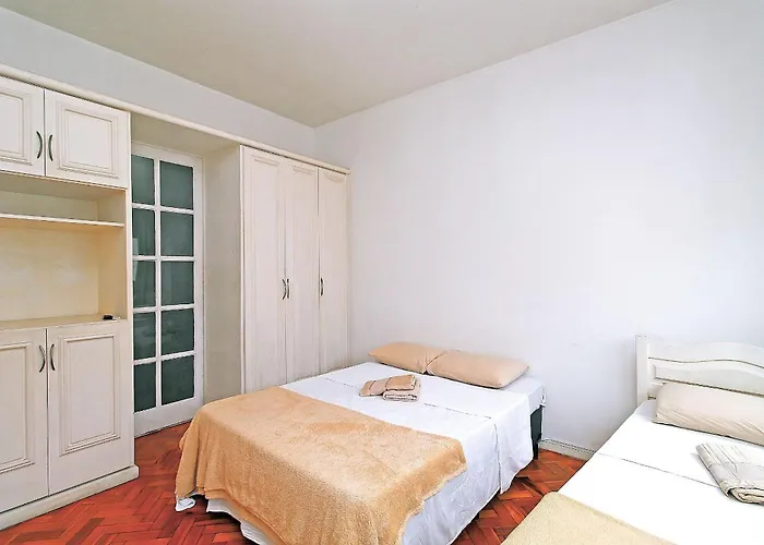Studio p/ 3 pessoas simples, uma quadra da praia, 3min metrô Arcoverde, atrás do Copacabana Palace