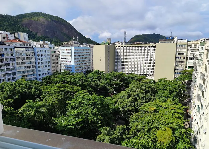 uma quadra da praia de Copacabana