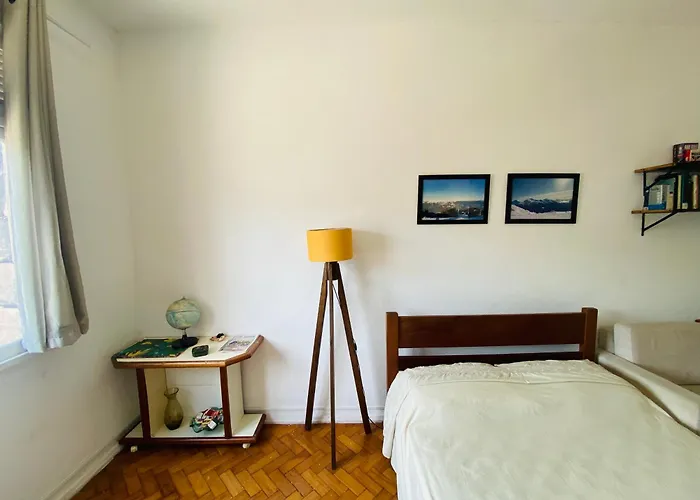 Studio completo no Catete, em andar alto, com vista livre , próximo Metrô e praia do Flamengo, ar , wifi, tv, pauloangerami RC214