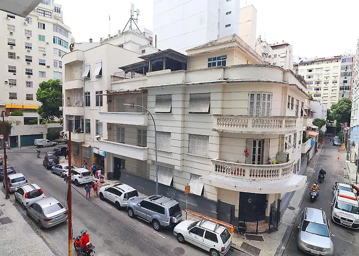 silencioso para 6 pessoas, 2 quadras da praia, próximo a bares, restaurantes e metrô