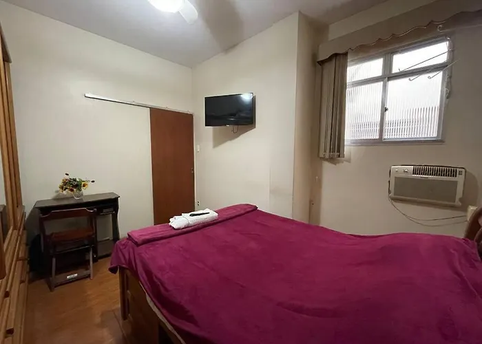 Amplo Quarto privado em casa compartilhada - Copacabana a 500m da praia
