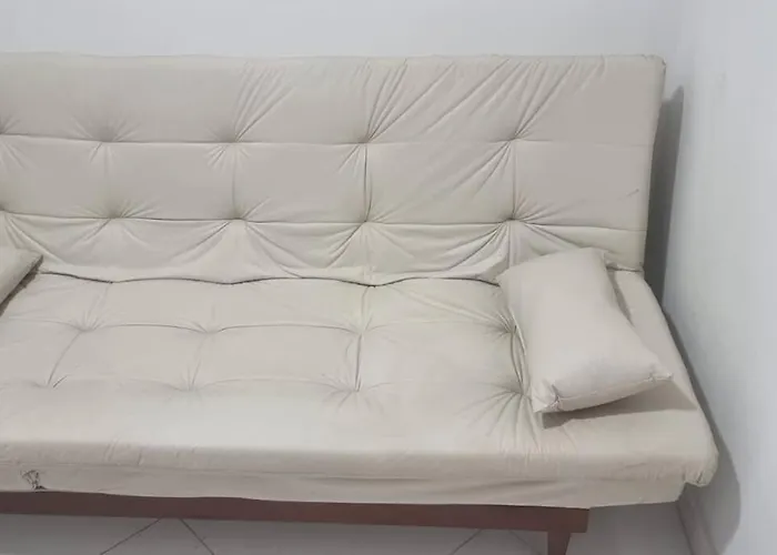 Quarto e sala a uma quadra da praia Copacabana posto 02