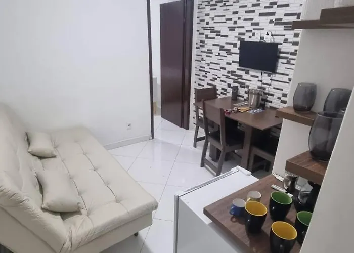 Quarto e sala a uma quadra da praia Copacabana posto 02