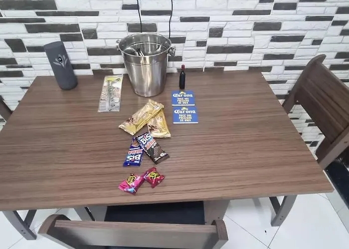 Quarto e sala a uma quadra da praia Copacabana posto 02