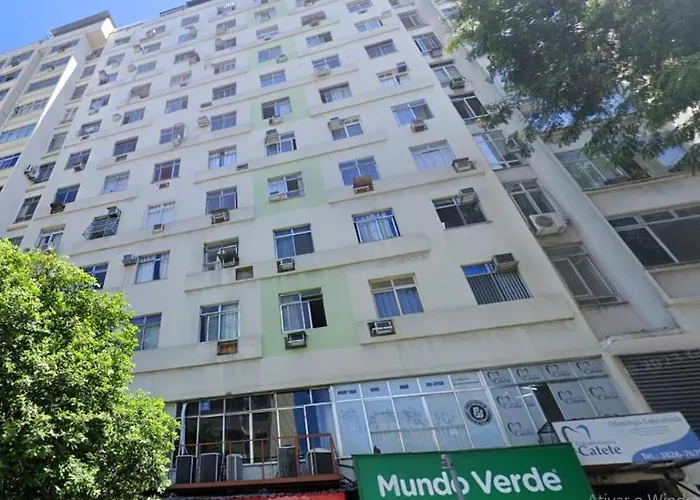 Studio completo no Catete, em andar alto, com vista livre , próximo Metrô e praia do Flamengo, ar , wifi, tv, pauloangerami RC214