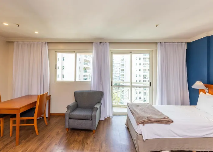 Barra Premium - flat com serviços, recepção 24 horas, piscina, academia e balsa para praia!