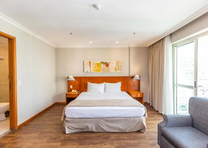 Barra Premium - flat com serviços, recepção 24 horas, piscina, academia e balsa para praia!
