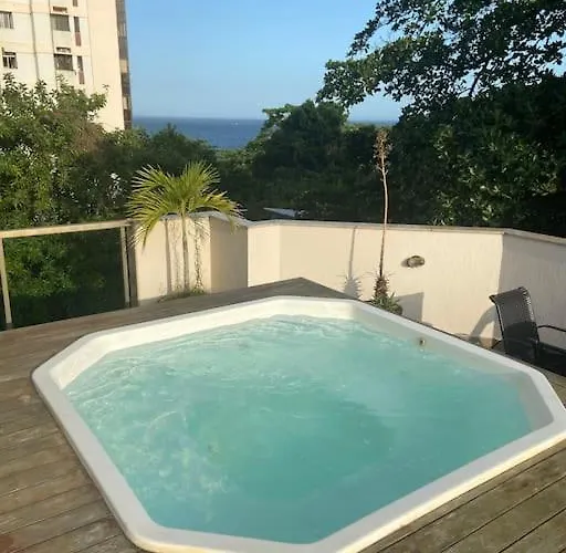 Cobertura com hidro, garagem, academia e portaria 24 horas - Arpoador
