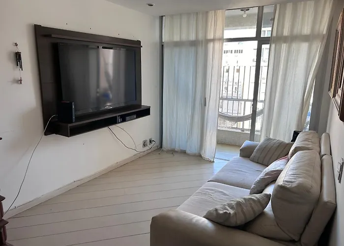 Refúgio praiano: Apto reformado a 100m da praia