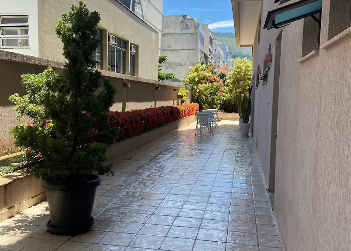 Cobertura com hidro, garagem, academia e portaria 24 horas - Arpoador