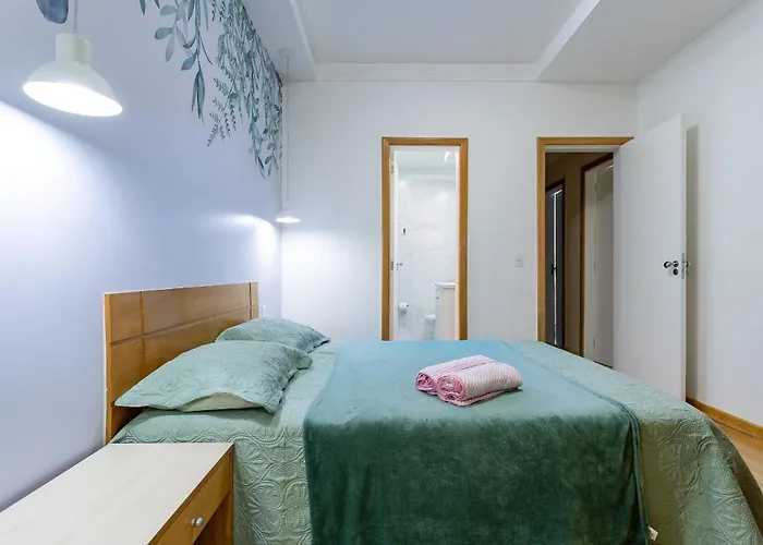 Novo. Vista Lateral Para A Praia, 2 Ou 3 Quartos, Wi Fi, Cozinha Completa E Ar.