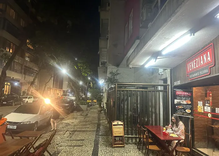 Copacabana / Lema, a uma quadra da praia