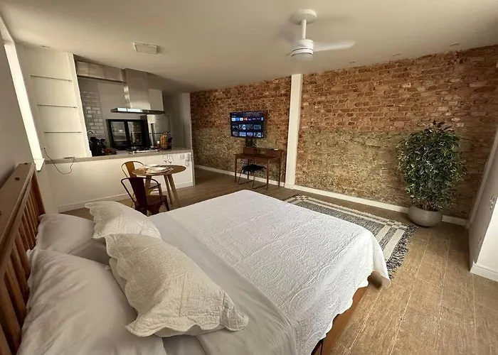 Studio com espaço de trabalho e ar condicionado