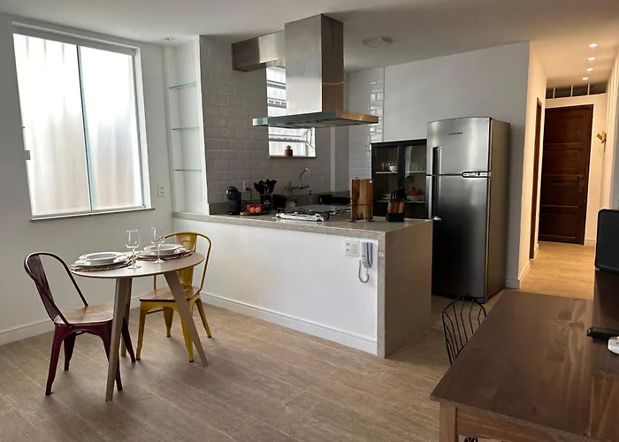 Studio com espaço de trabalho e ar condicionado
