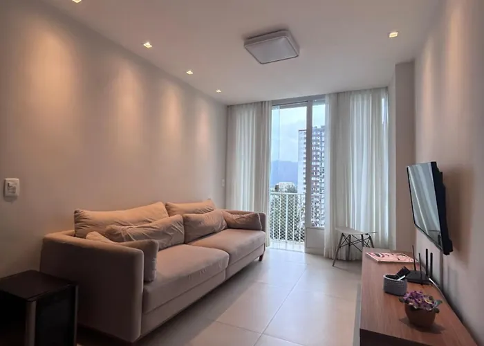 Apartamento Moderno na Praia com Home Office Ideal