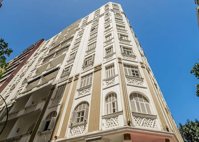 Prédio com serviços ao lado da praia de Copacabana