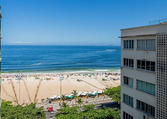 Prédio com serviços ao lado da praia de Copacabana