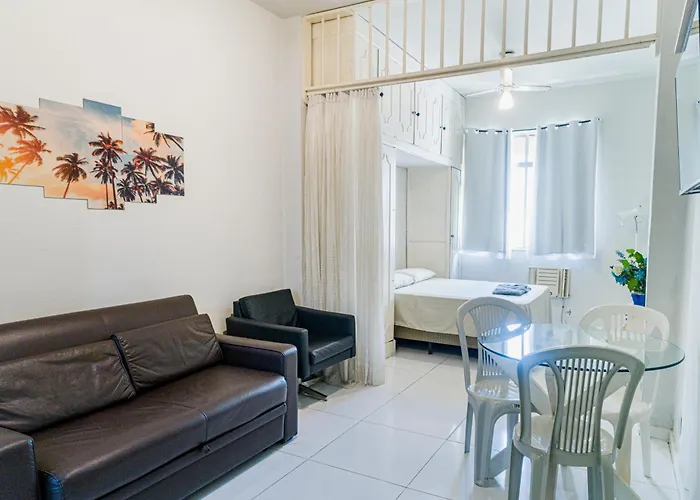 Studio completo na praia de Copacabana com ar, wifi, netflix, até 4 pessoas, FUNDOS CLARO E SILENCIOSO, pauloangerami PJ135