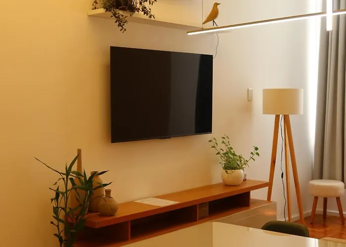 MELHOR APTO SALA E 2 QUARTOS NA QUADRA de COPACABANA