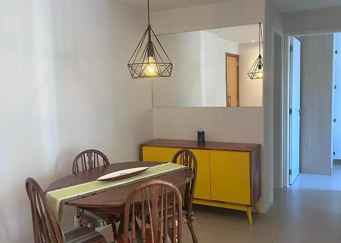 Apartamento Moderno na Praia com Home Office Ideal