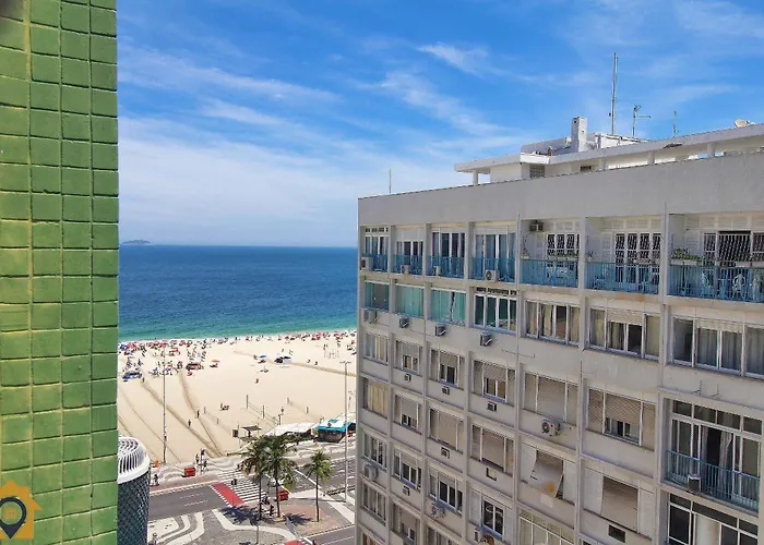 Studio simples com vista mar p/ 4 pessoas ao lado da praia com comércios ao redor