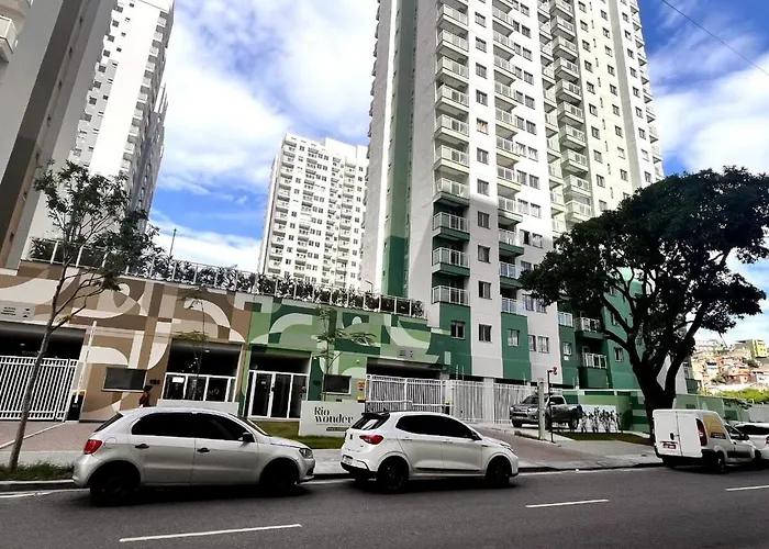 de 2 quartos, com piscina e há 10 km de copacabana